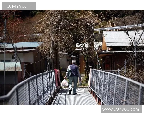 日本足球明星化身老人展现人生百态引发热议